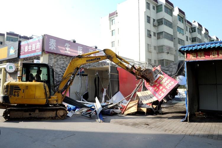 隆"的作业声,7处私搭乱建的凉皮店,小菜馆等违章建筑被依法集中拆除